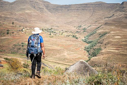 Die 39-jährige VHW ‘Makelello Moleko auf dem Weg zu einem Patientenbesuch in Shapa-Ngoetsi, Distrikt Butha-Buthe, Lesotho, am 19. Mai 2025.