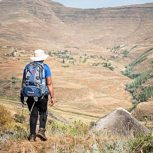 Die 39-jährige VHW ‘Makelello Moleko auf dem Weg zu einem Patientenbesuch in Shapa-Ngoetsi, Distrikt Butha-Buthe, Lesotho, am 19. Mai 2025.