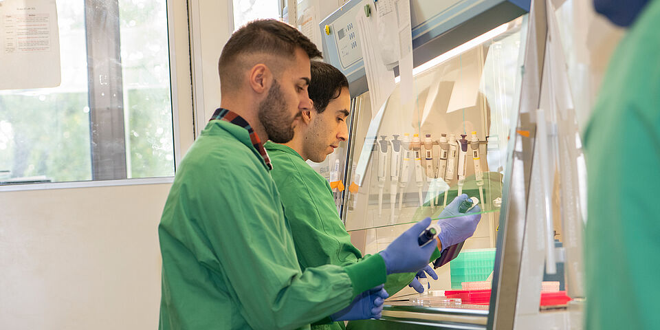 Das Biomarker-Labor der Forschungsgruppe Jens Kuhle am DBM. Im Bild die beiden Labortechniker Juan Gomez und Amar Zadic.