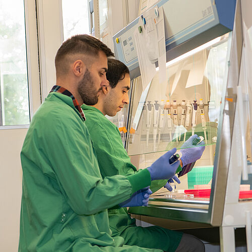 Das Biomarker-Labor der Forschungsgruppe Jens Kuhle am DBM. Im Bild die beiden Labortechniker Juan Gomez und Amar Zadic.