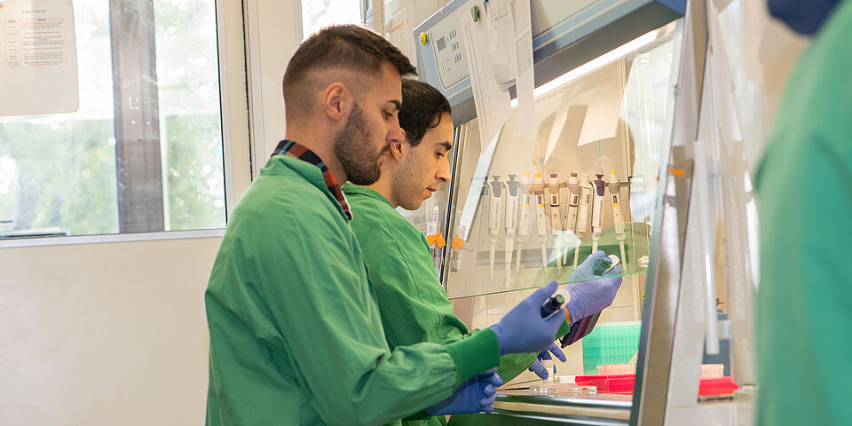 The biomarker laboratory of Jens Kuhle’s research group at the DBM. Pictured are the two laboratory technicians, Juan Gomez and Amar Zadic.